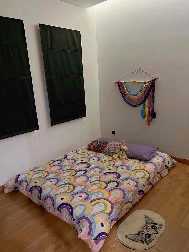 Hallo sahabat Ohouse!

Selamat datang di kamar anak yang jarang tampil karena masih polosan :)
Kondisi kamar di malem ini, menyambut Senin yang indah 🫣
Kamar anak gadis super simple, blum pake divan,,
Lagi suka bgt sm warna ungu sama suka rainbow,,
Jadi jalan ninja dekor kamar anakn yaitu pake sprei yang menarik,,
Sama pilih wall dekor yg senada juga,,
Setelah cari sana sini akhirnya pilih PO macrame ulir tema rainbow,,
Super sukaa 😍😍😍😍
Simple tapi bikin ruangan jadi fresh,,
Oia suka kamar tetep rapi , siapin storage buat buku sm mainan anak2,,
Biar smua barang punya ‘rumah’,,
Semoga bisa menginpirasi yah sahabat Ohouse!

#DekorasiKamarAnak
#InspirasiKamarAnak
#KidsRoomStyling
#KamarAnak
#KidsRoom
#rumah
#Bandung
#simpleroom
