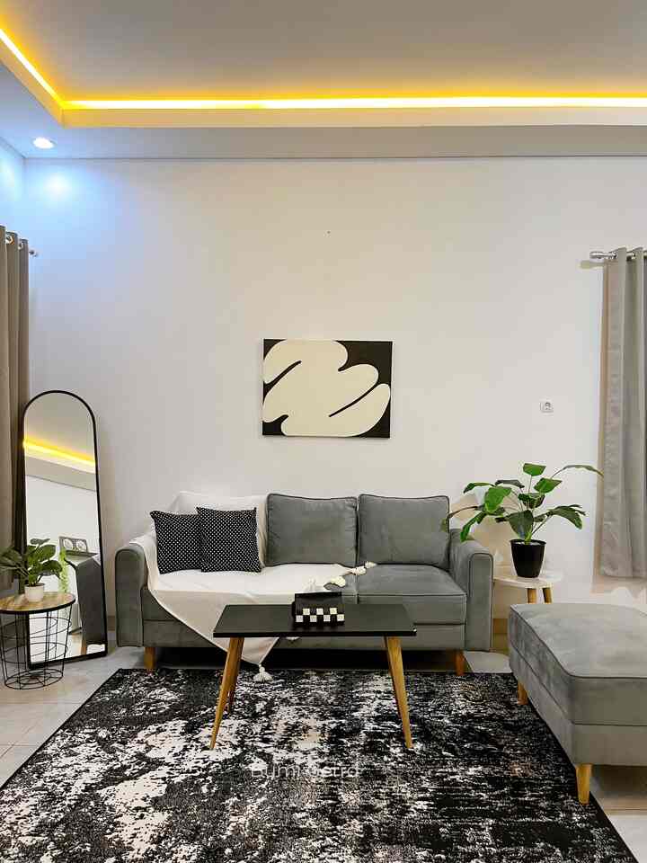 Hai selamat malam dari sofa Abu, ini salah satu furniture custom dari seorang pengrajin di Cililin Bandung Barat. Aku sengaja memilih custom agar bisa masuk dengan nuansa warna d rumah ini dan modelnya selera aku banget. Sofa berbahan kain midili 3 seater plus beanc ini sangat cocok sekali kan berada d ruang tamu berukuran 4x4m ini.

#bumigerrd #customfurniture #personalizedfurniture #uniquefurniture #minimalist #monochrome #ruangtamu  #dekorasiruangtamu  #aesthetichomedecor #bandung 
