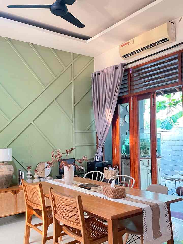 Customized Wall panel dirumah @kns.living 🍃 Salah satu sudut rumah yang menjadi ciri khas yang outstanding di area rumah kami yaitu wall panel yang berwarna hijau ini. Pemilihan warna hijau nude sengaja berbeda untuk membuat rumah lebih cerah karena rumah kami di dominasi dengan furniture yang mostly berwarna cokelat. Warna ini juga kami pilih karena disesuaikan oleh banyaknya tanaman rumah yang tumbuh di area teras rumah 🤍🏡

#knsliving
#customizedfurniture
#DIYFurniture
#Personalizedfurniture
#wallpanel
#japandiminimalist
#moderntropical
#japandihouse
#livingroom
#livingroominspo
#livingroomdecoration