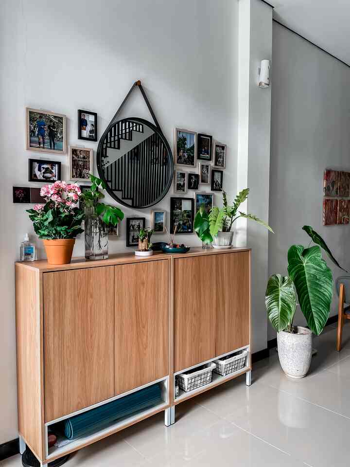 Di @diembumi kami jarang sekali menggunakan barang dekoratif pajangan karena kami kurang suka merawat barang yg bisa meninggalkan debu. Maka dari itu, kami menggunakan tanaman indoor sebagai barang dekorasi rumah ini. Kami memilih tanaman karena selain cantik, tanaman juga membuat ruangan lebih fresh. Tanaman ini tidak perlu terlalu sering dikeluarkan karena akses jendela rumah ini yang membuat matahari bisa masuk meskipun tidak secara langsung. Biasanya kami membeli tanaman di dekat daerah rumah kami. Untuk pot kecil-kecil di ace hardware juga menyediakan harga yang murah😁 jadi buat tetangga online yang rumahnya punya banyak jendela besar, bisa dicoba nih untuk miara anak hijau biar rumah makin segeeer. Semoga menginspirasi ya #decorativeitems #homestyling #roomstyling #homedecor #plantlover #scandinavianhome 