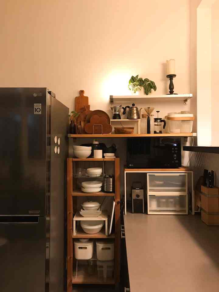 Kitchen at night hits different. A combination of many elements of wood, stainless steel, black and white plus warm white light. Somehow feels cozier & sophisticated.

#kitchen #inspirasidapur #midcenturymodern #ikea #openshelving #coffeebar #inspirasirumah #dapur