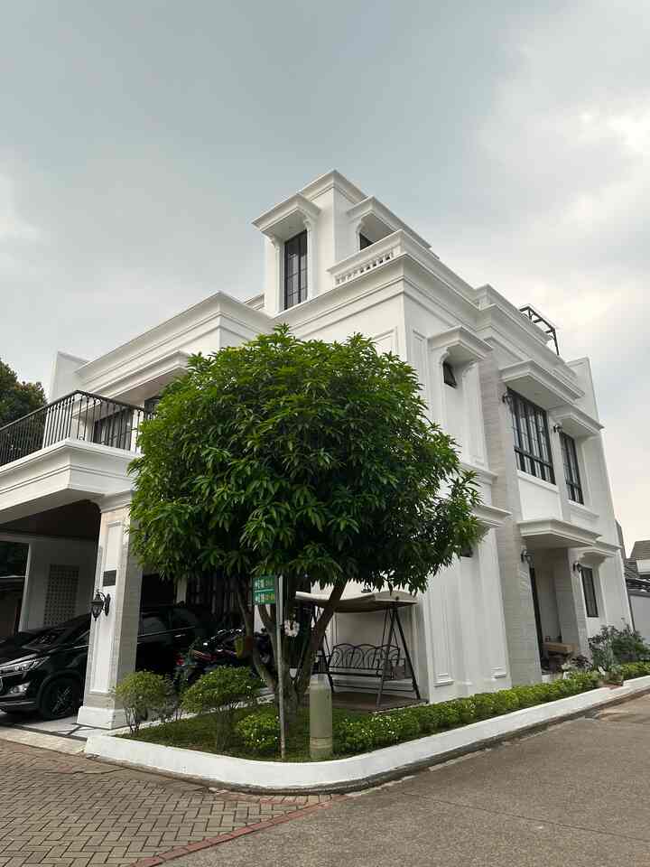 Fasad Klasik Modern di Rumah Shelica

Selamat malam tetangga online..
Rumah Shelica yang terletak di hook ini memiliki tema fasad Klasik Modern dengan nuansa eksterior berwarna putih.

Pengerjaan fasad klasik modern ini cukup memakan waktu dan biaya karena pengerjaannya cukup detail dimana rumah klasik tentunya identik dengan profilan di berbagai dinding rumah baik eksterior maupun interior. Pengerjaan profilan tidak dapat dilakukan oleh semua tukang namun memerlukan tukang berkeahlian khusus di bidangnya.

Buat saya rumah dengan tema klasik modern itu tidak mengikuti trend karena senantiasa berlaku sepanjang masa.

Semoga fasad di Rumah Shelica ini menginspirasi yah tetangga online🤍

#IdeFasad #InspirasiFasad #FasadRumah #RumahShelica #Klasik #klasikmodern #TemaFasad #Serpong #desainfasad #rumahklasik #rumahklasikmodern