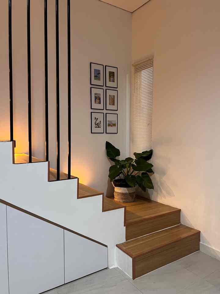 bagian yg menurutku estetik dirumah ini selain dapur ya tangga ini. 
seneng banget bisa bikin tangga lurus begini mempermudah kita naik turun.
tidak curam.

#aestheticroom
#Aestheticgomedecor 
#homestyling 
