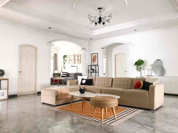 Dulu punya cita-cita punya rumah luas satu lantai dengan konsep open-space, bersyukur akhirnya bisa tercapai. Sepertinya ruang keluargaku adalah ruangan terluas di rumah ini. Untuk ruang keluarganya sendiri ukurannya sekitar 8 x 7m. Agak tricky waktu pilih furniture karena ujurannya harus cukup besar tapi tidak mau terlihat “sesak”, belum lagi jarak sofa dan tv harus diperhitungkan karena mau pakai tv yang ada. Sejauh ini aku cukup puas dengan styling ruang keluargaku, semua kebutuhan terpenuhi, tidak terlalu banyak furniture tapi tidak berasa “kosong”.

#mydreamhouse #bighouseinspo #rumahbesar #homestyling #ruangkeluarga #livingroom #dekorasirumah #interiordesign #ikea  #ohouseidn #minimalis 