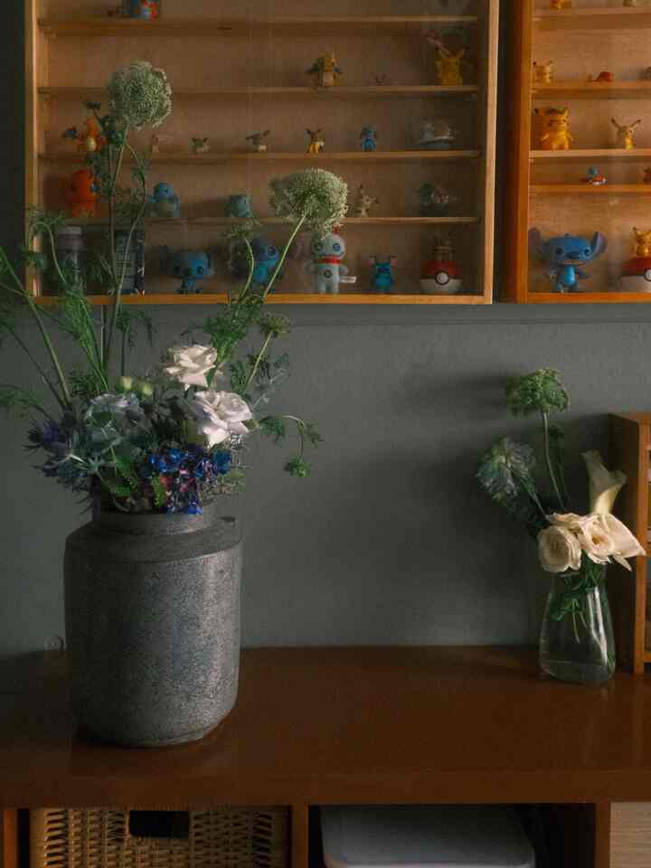 Leftover post graduation flower bouquet’s decor idea 🎓🌻 #bedroomdecor #bedroomstyling #flowerdecor #bedroominspo