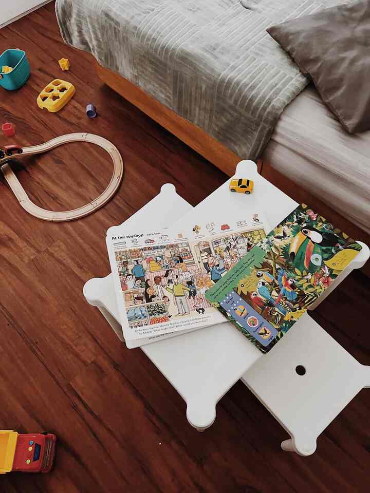 Kamar anak ini mungkin termasuk tema minimalis. Tata letak pada kamar anak ditujukan untuk kami dapat mudah melibatkan anak dalam urusan domestik seperti membereskan mainan dan menaruh barang ditempatnya seperti semula. 

Kami juga menggunakan furniture yg sudah ada sebelumnya, yg kami gunakan saat kami masih kontrak rumah. Seperti IKEA BESTA (meja tv) yg kami alih fungsikan untuk menyimpan mainan anak kami dibantu dengan box organizer agar dapat tertata rapi.

Penempatan furniture juga kami sesuaikan dengan jangkuan dan tinggi badan anak kami yg masih berusia 2 tahun, agar mudah untuk mengambil barang dan menaruhnya kembali ditempat semula. Hal ini bertujuan agar pembelajaran metode montessori dapat mudah diajarkan kepada anak kami. 

Semoga kamar anak ini bisa menginspirasi 😊

#minimalist #roomdecorinspo #aesthetichomedecor #kidsroom #livewithkids #bandung #rumahdengananak