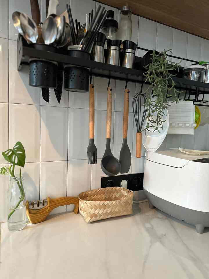 Membuat dapur low budget dengan memanfaatkan beberapa wadah yang tidak terpakai. Contohnya tempat telur ini yang awalnya adalah bingkisan oleh-oleh dan vase bunga yang awalnya adalah botol kecap ✨
#LowBudgetKitchen #LowBudgetMakeOver #LowBudgetKitchenInspiration #JapandiKitchen #Rumahminimalis