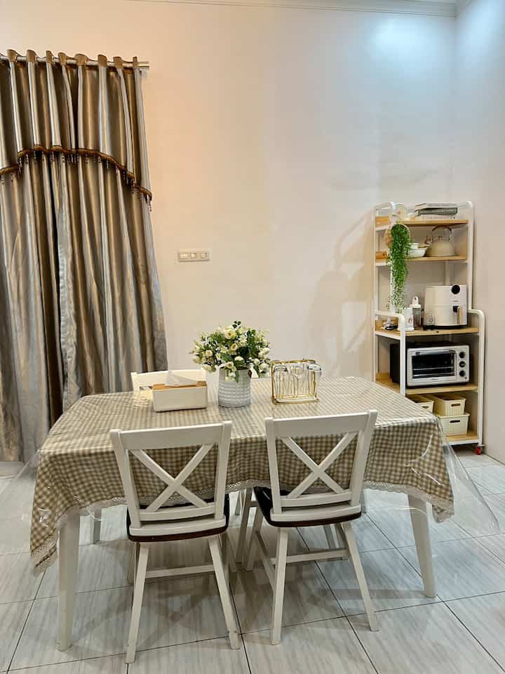 Rak Serbaguna.
Yes, aku menyebutnya demikian. 

Aku custom rak serbaguna ini agar desain, ukuran, warna dan materialnya sesuai dengan yang aku inginkan. Aku customnya di salah satu furniture homedecor di Pontianak (IG: @kaibeusi) dengan budget kurang lebih Rp. 1.500.000,-

Butuh waktu satu minggu untuk custom rak seperti ini. Lumayan lama menurutku, tapi memang sangat sesuai dengan ekspektasi.

Btw, rak ini aku customnya tahun lalu, sebelum aku punya kitchen set. Dan sampe sekarang masih aku gunakan untuk menyimpan peralatan dapur lainnya. 🤍

#costumfurniture #personalizedfurniture #uniquefurniture #minimalist 