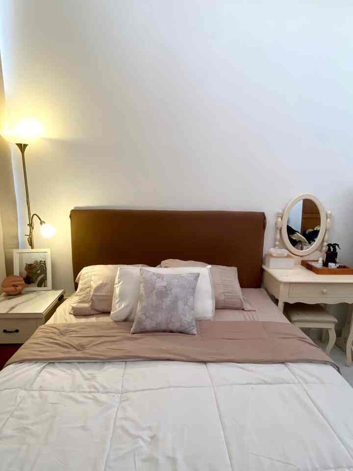 Kangen tempat tidur di tengah hari 😅
Zona nyaman ini saya hias dengan palet netral, putih, offwhite, taupe, krem, coklat, semua warna tanah agar homey dan nyaman.
Berukuran 12 meter persegi, tidak terlalu besar tetapi cukup untuk saya dan kucing saya ✨🫶🏼

#kamar tidur #minimalist #neutralcolors #earthtone #chezlumiere