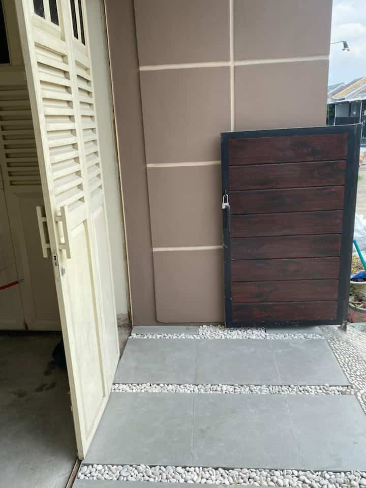 Teras depan dengan ukuran 2x3,5 m bisa untuk parkir 2 motor . Untuk teras depan saya menggunakan granit yg bertekture agak kasar untuk mencegah terjadinya licin karena rumah saya lebih tinggi dari jalan jadi saya mencari granit yg cukup kasar ini dengan ukuran 60x60. Untuk pagar saya custom dengan warna cat kayu tetapi berbahan besi supaya tahan teriknya panas . Untuk cat tembok saya menggunakan jotun yang sudah sering saya pake dirumah sebelumnya . #terasstyling #terasdecorideas #terasmakeover