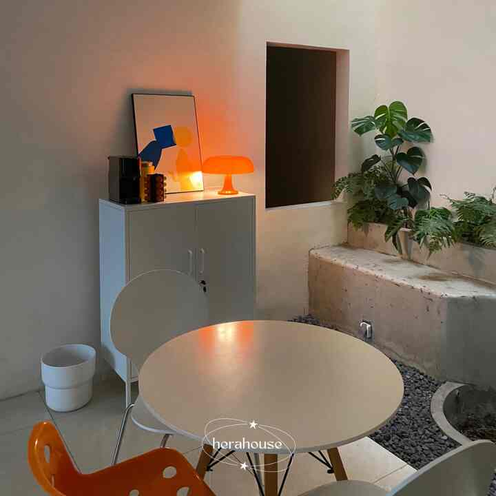 ini area cafe yang juga dipakai area makan di herahouse yang langsung berhadapan sama taman dalam rumah bikin makin syahduu xixi

jadi kalau ada saudara yang dateng bisa pilih dan bikin kopi atau teh sendiri sesuai rasa yang mereka mau

trus ya yang bikin betah lama duduk di area sini tuh pencahayaan dari beberapa lampu, bikin ambiance rumah makin homey

#herahouse #homestagram #homecafe #homedecor #rumahyanghangat #ruangmakan #rumahestetik #rumahpinterest