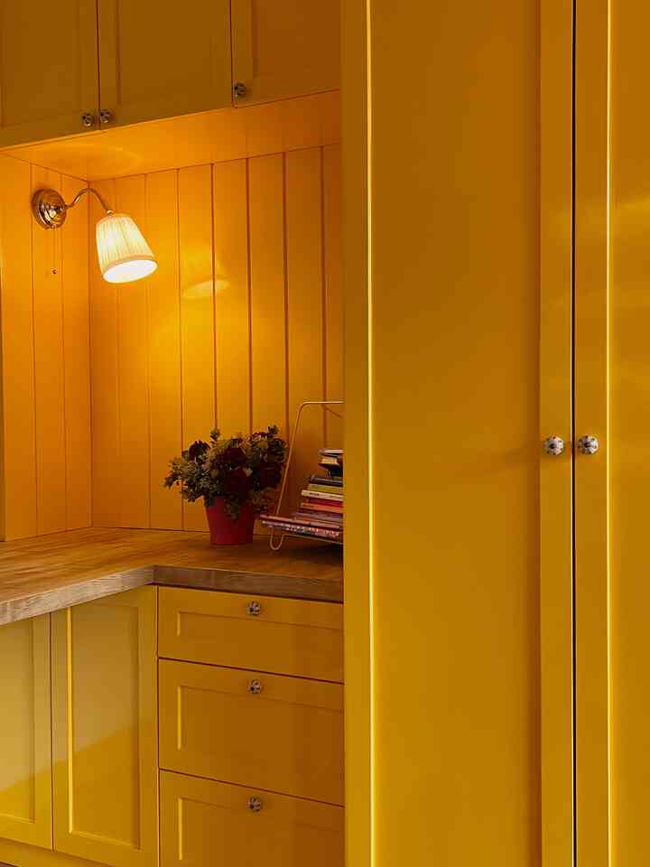 Ruang kerja penuh warna, kenapa enggak? Setelah memilih dapur warna hijau sage, kali ini Cabe milih ruang kerja dengan lemari warna kuning, sesuai dengan warna kesukaan Cabe! Supaya kerjanya makin semangat dan penuh ide✨😋
#homeoffice #midcenturymodern #ikea #homeofhumans