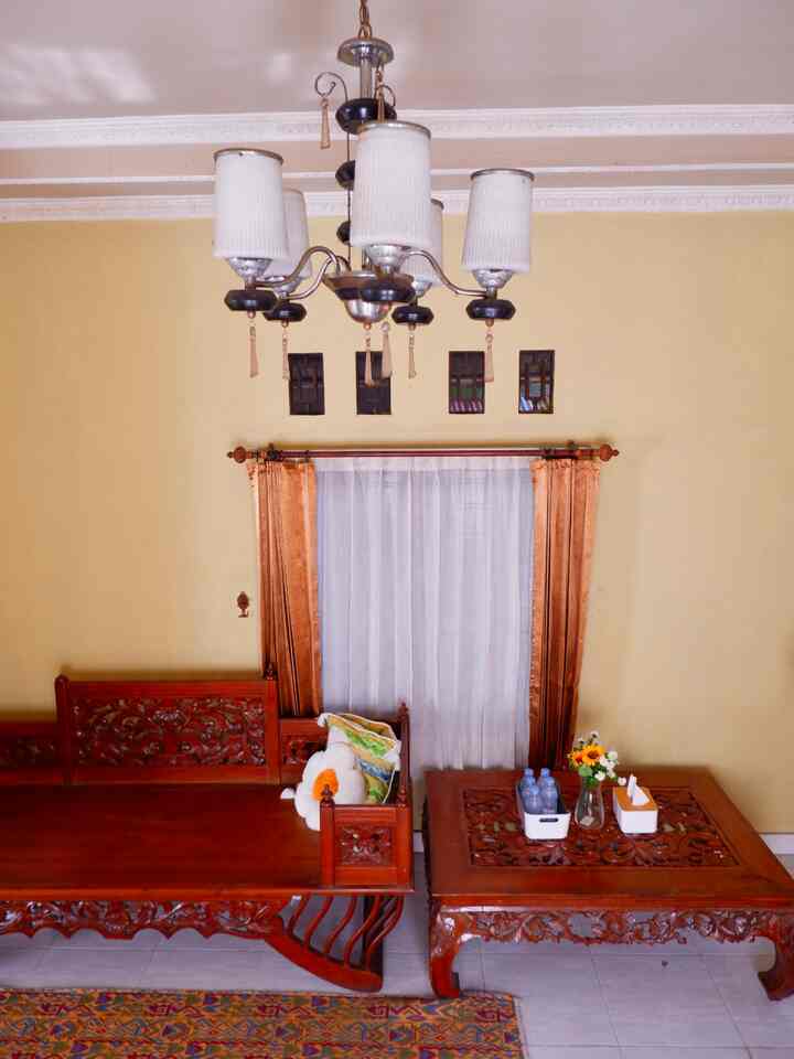 Living room rumah kontrakan ruang.andesma. Kenapa temanya jauh berbeda dari biasanya? karena perabot di ruang ini milik pemilik rumah, mau tidak mau kami mengikuti apa yang sudah ada saja krn semuanya berfungsi dan dalam keadaan baik. hanya menambah beberapa perintilan lain

#livingroom #kayujati #rumahkontrakan #ruangandesma #ikea