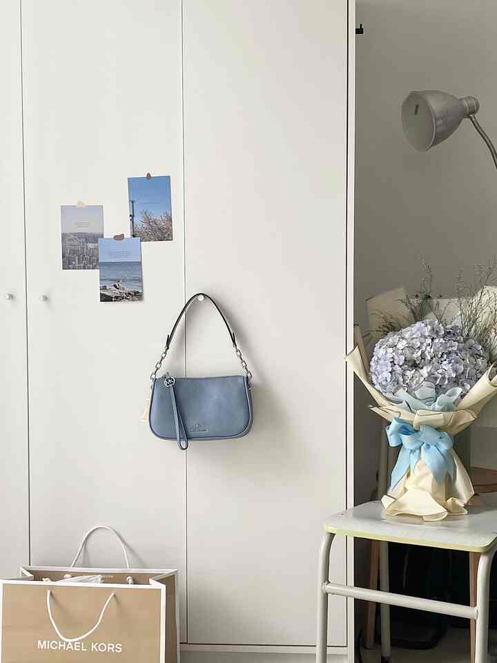 alasan aku memilih cold tone color palette seperti putih, abu dan sky blue adalah karena aku ingin membuat kesan sejuk di tengah panasnya kota tangerang selatan 🥵❄️!! plus sangat mudah loh memadukan warna-warna ini especialy white because it goes well with anything 😉 #BringColorsToMyHome #HomeColorPalette #HomeColorDesign