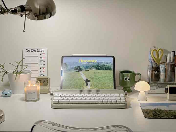 Ada penghuni baru didesk si keyboard vintage warna matcha, keyboard ini dikirimin sama yunzii x accto, luv this!🍃

#desktop #deskinterior #workspace #minimalis #deskinspo