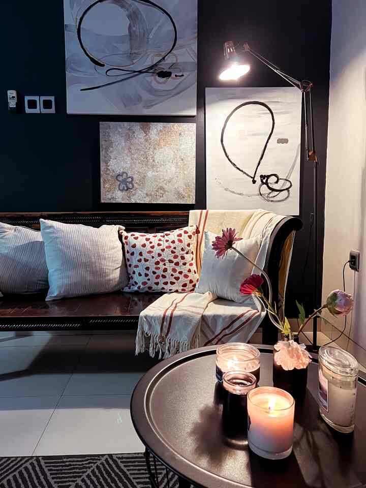 Favorite Room.

Ruang keluarga adalah ruangan favorit. Tempat kami menonton televisi, main game atau karaoke bersama. Bisa sambil selonjoran, tiduran di beanbag atau membaca buku di kursi panjang dengan cahaya lampu baca. Juga ada jejeran lilin aromatherapy untuk rileksasi. Jadi memang ruangan favorit ini diisi dengan benda dekoratif yang fungsional saja.

Lukisan karyaku dan bunga artificial rangkaianku serta koleksi lilin menjadi point dekorasi personalku.

Cerita menarik saat memilih ukuran televisi untuk ruang keluarga. Suami yang hobi nonton memutuskan untuk membeli televisi besar lengkap dengan audio. Sementara aku tidak suka jika dinding rumah ditempel televisi besar. Akhirnya tv cukup diletak di meja tv meski ukurannya pas pasan dan aku tidak bisa meletakkan benda dekorasi di meja tv.

#myfavoriteroom

#myfavoriteroom
#myhousestory
#myfavoriteitems
#livingroomidea
#livingroomdecor
#vintage