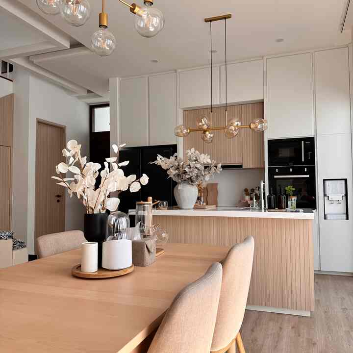 Lantai 1 yang paling banyak dipikirkan desain interior nya 😆 karena akan banyak aktifitas di ruangan ini, untuk membuat suasana menjadi homey dan warm aku hanya menggunakan palette warna putih, kayu dan hitam untuk appliance dapur 🥰 

#japandi #scandinavian #rumahminimalis #rumahmodern #rumahscandinavian #rumahjapandi #rumahidaman #rumah 