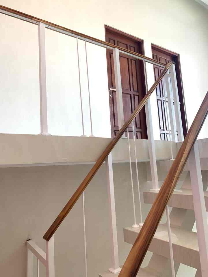 Tangga yang cukup curam dikarenakan rumah kami kekurangan lahan atau lahan yang minim jadi tangga untuk ke lt 2 cukup menukik 
#inspirasitangga #DIY #rumahlowbudget #rumahminimalis #granitnetral #kayujati #rallingtanggakayu