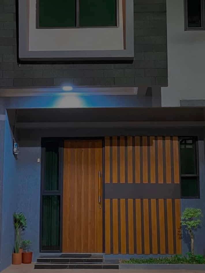 Fasad di tilahamo berkonsep minimalis. Material yang digunakan adalah perpaduan bitumen, kayu dan dinding kamprot. Penggunaan bitumen selain untuk atap, juga bisa digunakan sebagai fasad karena sifatnya yang flexibel mengikuti bentuk bangunan ✨

#DesignFasad #IdeFasad #InspirasiFasad #AtapBitumen #FasadKayu #FasadBitumen