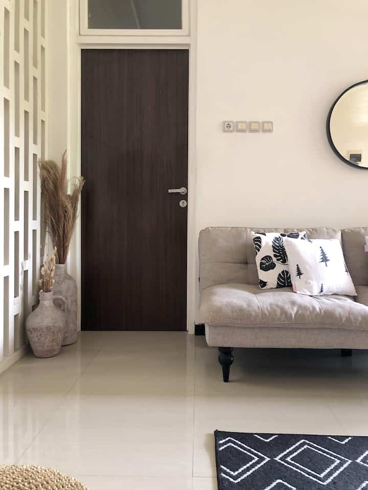 Selamat siang dari titik hitam putih di rumah kami 👨‍👩‍👧‍👦
#ruang tamu
#91m2
#interior minimalis
#hauz191
#prodesign
#hitam dan putih
#sofaruangtamu
#tempat tidur sofa
#cermin bulat
#cerminestetik