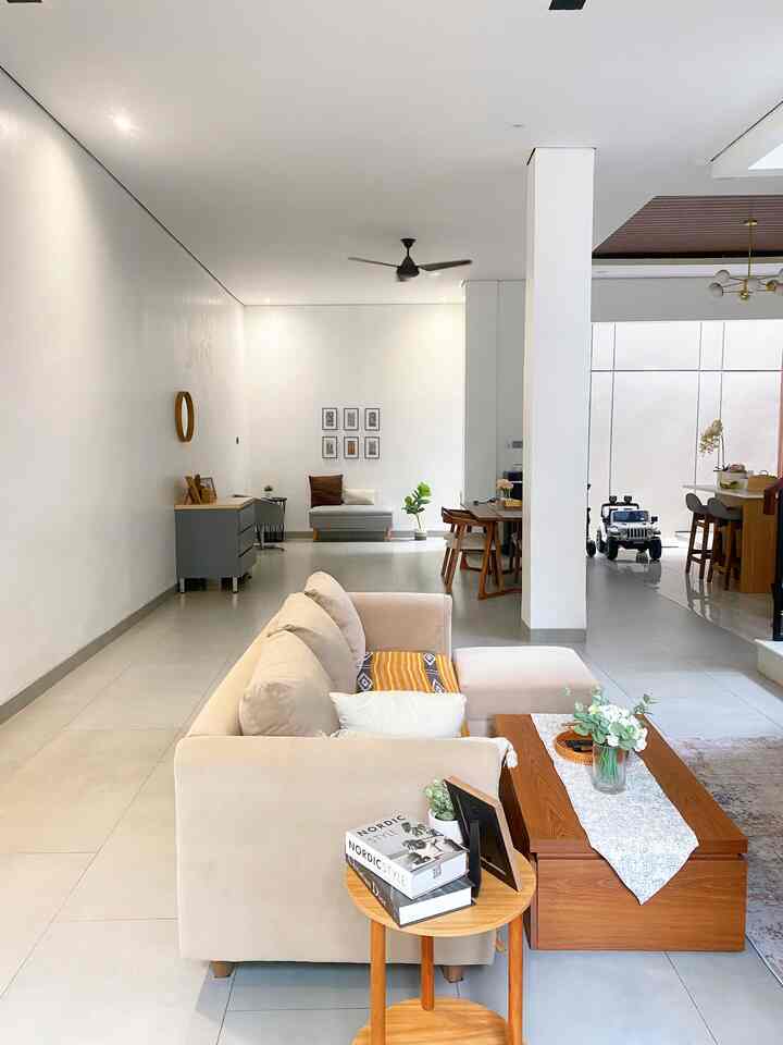 Living room rumah kami yang menjadi satu dengan ruang makan dan dapur, jadi dalam pemilihan warna kami memilih yang senada dengan seluruh kesatuan ruangan, warna2 earth tone dan tambahan nuansa kayu membuat rumah dg kesan homey dan clean #livingroomstyling #livingroomdecor #livingroommakeover #ruangtamu #rumahminimalist