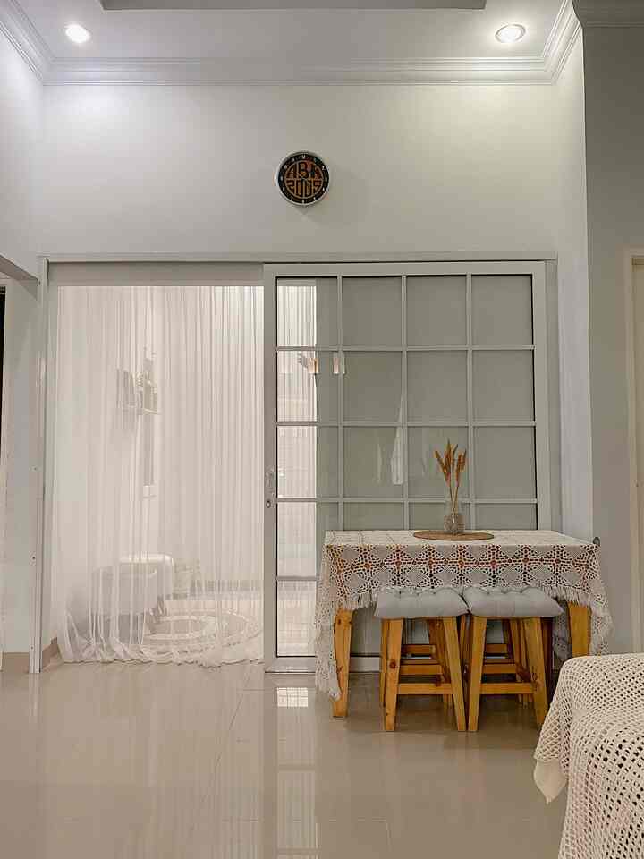 Area dinning room adalah “soul” dirumah. 
dengan merubah layout bawaan developer yaitu pintu dan jendela menjdi sliding door, rumah kami  menjadi terang dan terlihat lebih luas dari sebelumnya.. 

Dari awal mencari rumah, aku sudah jatuh cinta dengan sudut ini 🤍✨

Semoga menginspirasi 

#yositriaa #rumahdeveloper #rumahmungil #renovasi #scandinavian #90m2 #openspace  #medan #myhomejourney #ceritarumahku #myfavoriteroom