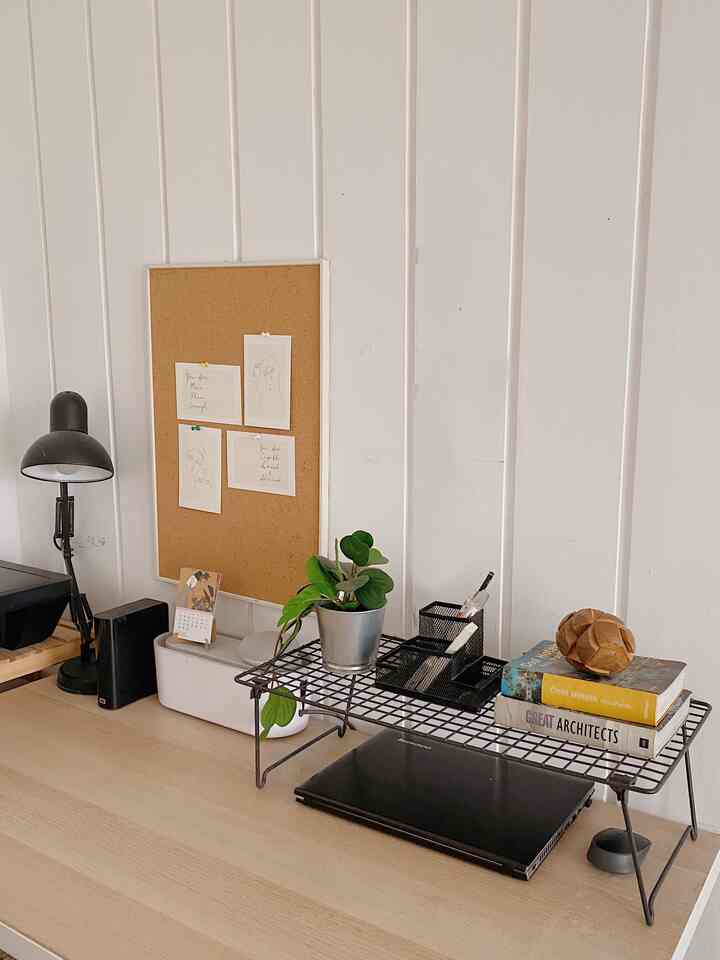 Paling seneng kalo nemu barang yang multifungsi dan simple kaya gini! 😃 rak hitam ini sebetulnya rak sepatu foldable, bisa disusun 2 atau 3 tingkat, tapi selain untuk rak sepatu juga cocok untuk storage di atas meja maupun di dalam lemari, ya!
#homedecor #storage #rakmultifungsi #raksepatu #rumahmungil #rumahcompact #wardrobe #spacesaving #bekasi #rumahdeveloper