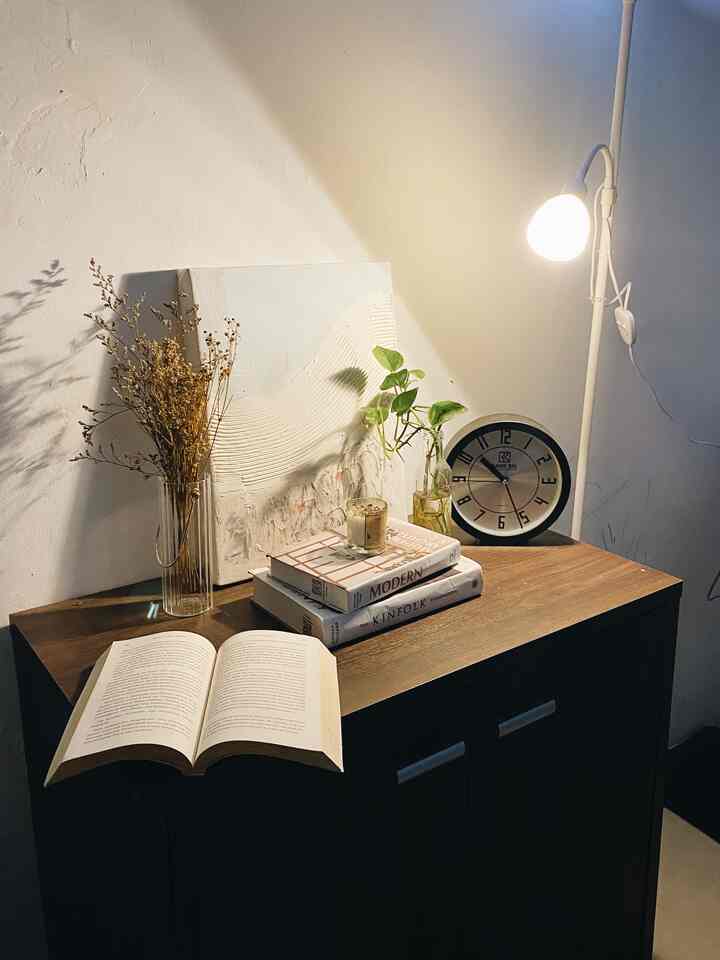 Suasana malam di ruang depan saya dengan lampu hangat dan buku psikologi untuk menemukan semangat baru dalam hidup saya 💕selamat malam ppl

#ruang masuk #minimalist #nightvibes #90sqm #listamarsudi #warmlight #readingbook