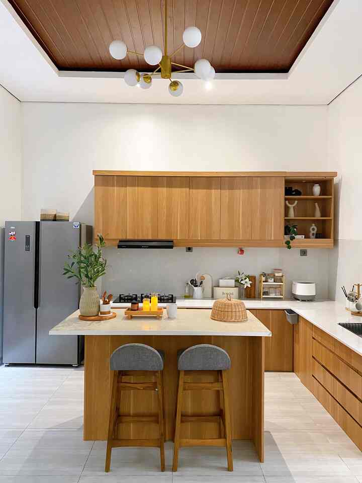 Cara ku menata dapur agar rapih dan cantik adalah dengan banyak ruang penyimpanan (kabinet kitchen set) dan juga sebagian dinding dapur mengusung open shelf untuk meletakan item2 dekorasi yang membuat suasana dapur lebih cantik dan “catchy” #kitchenstyling #kitchendecoridea #kitchenmakeover #dapurmodern  #depok #ruangmakan 