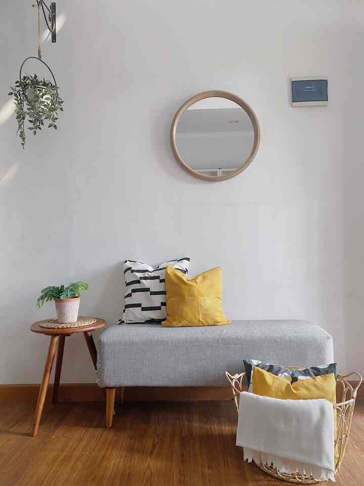 Walaupun tema warna rumah lebih didominasi warna netral dan monokrom, kadang saya menambahkan warna cerah sebagai aksen, misalnya warna kuning. Warna-warna ini biasanya saya gunakan di sarung bantal, karpet atau dekorasi dinding 💛
#bringcolourtoyourroom #yellowdecor #homedecor #livingroom #popcolor #monochrome #industrial