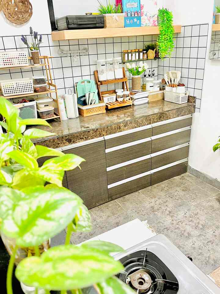 Dapur Kotor
Ini merupakan sebagian area dapur kotor dirumah irhouse.21. Dapur ini paling sering digunakan. Meskipun dapur kotor tapi harus tetap rapih dan bersih. Salah satu caranya ya dengan menambah rak dan storage supaya tertata. Kenapa sih ga dimasukin ke laci kitchen set? Pertama laci pada lembab jadi perbumbuan tetap aku simpan di luar dari pada berjamur dan aromanya berubah, kedua biar lebih satset aja kalo masak. Untuk mempercantik dapur aku tambahkan vas bunga dan tanaman-tanaman. Selain itu backsplasnya aku ganti dengan sticker karena keramik bawaan kurang cocok dengan seleraku. Focal point di dapur ini backsplasnya sendiri karena setelah aku ganti dengan sticker looknya auto berubah. 

Semoga menginspirasi 😊

#kitchenstyling #kitchendecorideas #kitchenmakeover #kitchen #dapurkotor 
#kitchenidea #simplekitchen #depok 