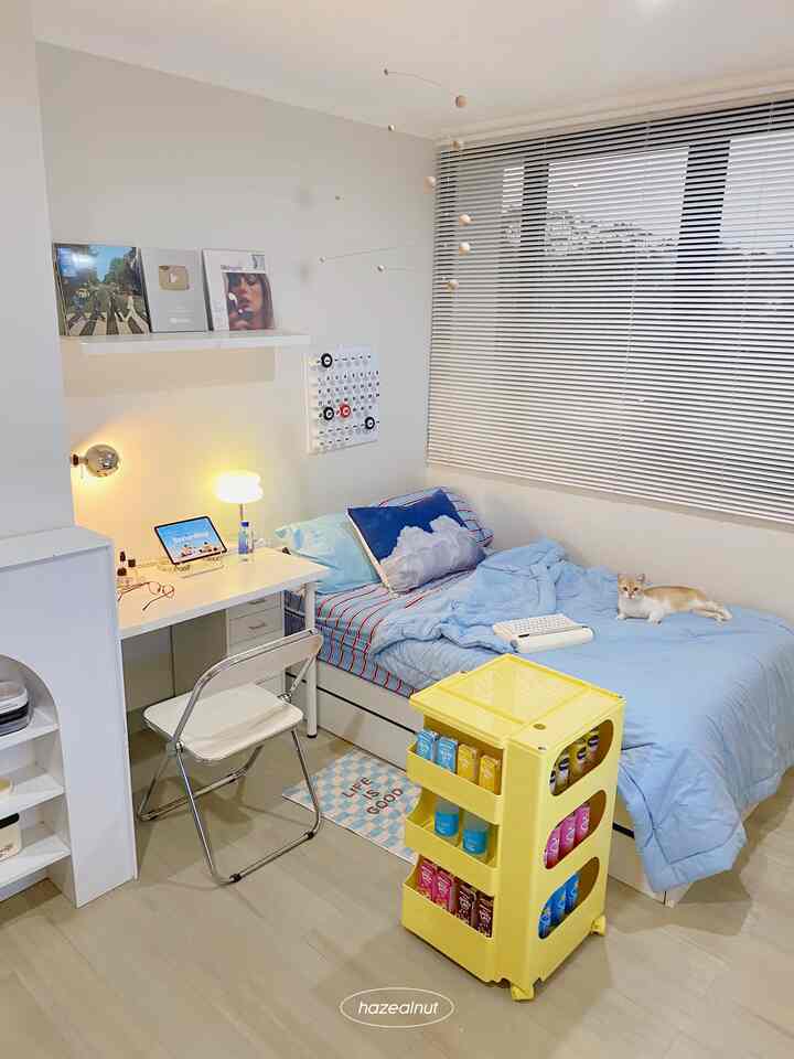 kamar yang sempurna itu kamar yang ada stock cemilan + smart TV buat nonton netflix! hahaha bener ga? 😂 walaupun kamar ini tidak terlalu luas, tapi cukup untuk semua kebutuhanku~ 

#TheMostAdmirableBedroom #InspoChallenge #hazealnut #aestheticroom #kamartidur