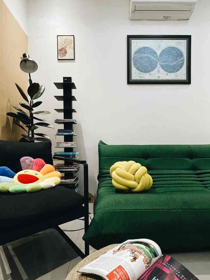 Living room atau yang saya sebut main area di rumah ini adalah ruangan yang langsung terlihat ketika membuka pintu masuk. Untuk itu saya berusaha semaksimal mungkin untuk membuat suasana di ruangan ini senyaman dan se-inviting mungkin untuk duduk, bersantai dan berkumpul.

Sofa custom tanpa lengan yang terinspirasi dari sofa togo adalah fokus poin dari ruangan ini. Sengaja saya pilih warna hijau agar memberikan karakter yang tegas dan benar-benar menjadi center dari ruangan ini.

Sofa tanpa lengan ini sengaja dipilih agar ruangan ini tidak terkesan kaku, setidaknya itu yang saya rasakan dengan sofa berlengan. Dengan sofa tanpa lengan dan bantal duduk serta karpet di temgah ruangan membuat ruangan ini benar-benar memberikan nuansa santai dan nyaman.

Selain itu kombinasi 2 meja tv dan rak fjallbo dari ikea saya tempatkan di bawah tv. Selain sebagai tempat penyimpanan, kombinasi ini juga seakan memberi frame ruangan ini dan memisahkannya dari area foyer dan ruang hobi di pojok.

#livingroomstyling #livingroomdecor #livingroommakeover #decor #decoration #home #livingroom #livelaone #parungpanjang