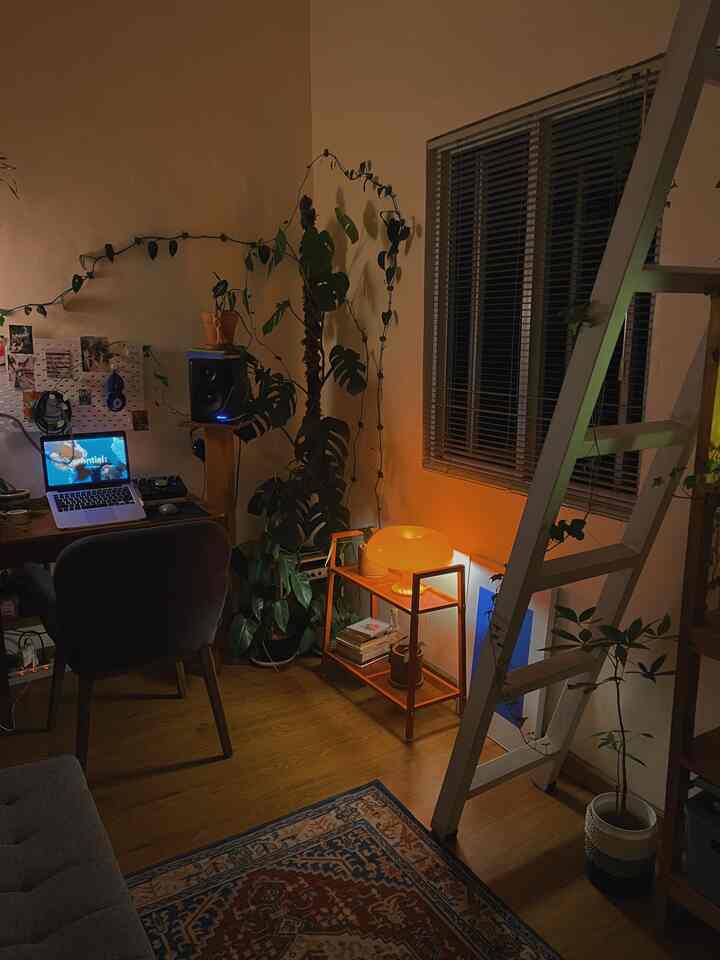 Membangun suasana nyaman dengan cahaya-cahaya lampu di malam hari 🌛🌗


Lampu menjadi benda yang sangat dibutuhkan bagi rumah atau ruangan disaat malam hari, dan apakah kalian tahu, cahaya lampu juga mempunyai suhu yang berbeda-beda atau bisa disebut juga “color temperature”. Yang dapat menentukan kenyamanan mata saat kamu beraktifitas didalamnya.

Contoh pada ruangan #Philodechamber ini, saya ingin menciptakan pencahayaan yang terkesan hangat, tenang, maka lampu dan pencahayaannya saya atur menjadi warm white, yang diperuntukan untuk aktifitas bersantai dan beristirahat. 

Kembali kepada apa yang akan kamu lakukan di dalam ruangan, karena ada beberapa jenis pencahayaan yang menunjang dalam beraktivitas atau beristirahat✨.

#NightVibe
#LightingIdeas
#LightingInspiration