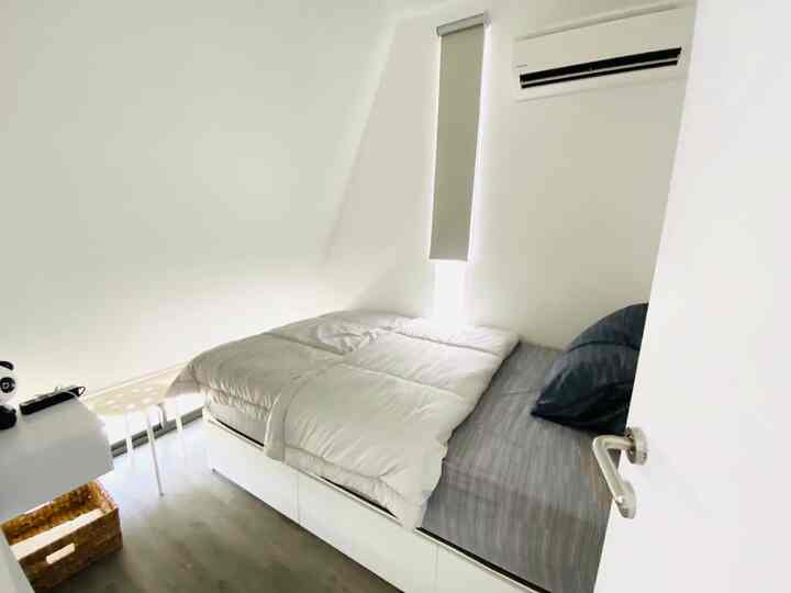 Anak saya baru saja belajar tidur sendiri. Walaupun perempuan, dia suka warna abu-abu, biar begitu abu nya masih terkesan feminin dengan warna sprei abu terang.
Benda kesukaannya adalah dream catcher, dengan sugesti mimpi buruk akan ditangkap oleh dream catcher tersebut, dia jadi lebih berani tidur sendiri lho. Jadi tidak cuma sebagai penghias namun bisa juga ternyata sebagai teman tidur. 

#dekorasikamaranak #inspirasikamaranak #kidsroomstyling #kamaranakperempuan #depok #rumahminimalis #japandi #skandinavian #rumahcluster