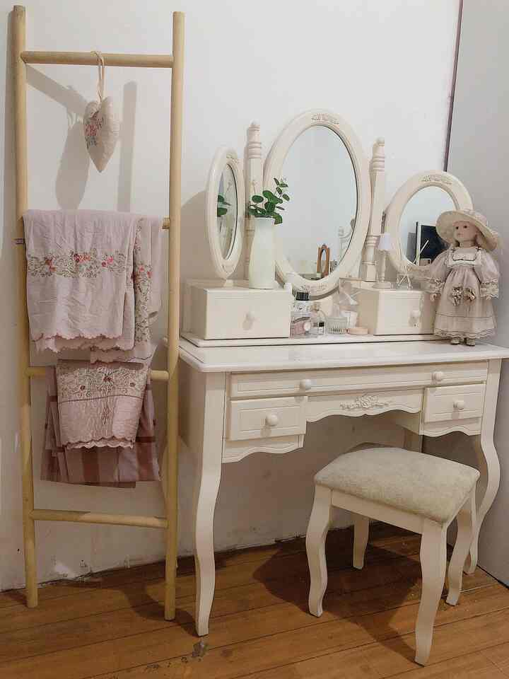 Sudut kamar tidurku 🍂🍂




#mejarias #bedroom #dekorasikecil #idedekorasi #vintage #homedekor #tangsel