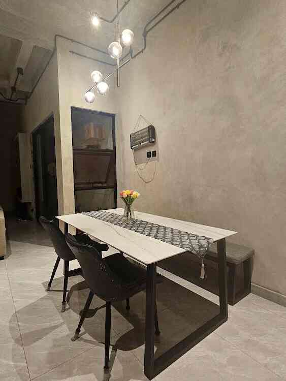 Monochrome Dining room
Dining room ini terinspirasi dr salah satu brand ternama tp yg ini versi low budget nya 😊
Dengan memanfaatkan sisa top table dari quadra, dimanfaatkan untuk meja makan
Untuk kaki meja & bench dibuat secara custom. Dipilih bench di satu sisi meja makan agar keluarga & tamu yg datang nyaman & terasa lebih akrab
Barang dekoratif yg ada di diningroom ini hanyalah vas bunga untuk memberikan warna di area monochrome dining room

Semoga menginspirasi

#diningroomdecor #diningroomideas #diningroominspiration #industrial #monochromediningroom