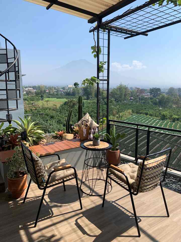 Suasana pagi di balkonya dhouse.. masih sama tp ada beberapa yang baru... udah tau belumm..😜
#balcony #balconygarden #industrialhome #homeinspiration #kursiteras 