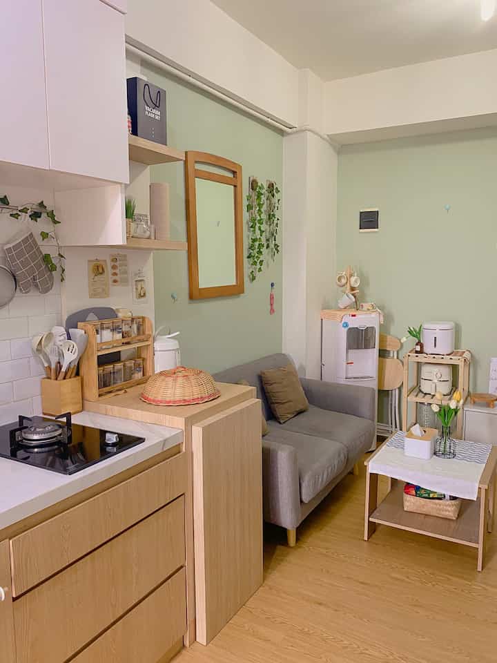 Luas apartemen ini hanya 33m2 dengan 2 kamar. Saking kecilnya kita hanya bisa memanfaatkan 1 ruangan yang digunakan untuk ruang tamu sekaligus dapur. Tidak ada ruang untuk meja makan. Akhirnya kepikiran gimana kalau tambahan meja pada kitchen set yang dapat ditarik kita jadikan meja makan. Tinggal tambah kursi lipat serba guna dan akhirnya kita punya meja makan di apartemen kecil ini. Kalau meja makan tidak dipakai, kursi lipat ini bisa kita taruh di belakang dispenser. Gaperlu takut untuk disembunyikan karena kursi lipatnya sendiri udah estetik dengan motif kayu yg cantik. Bisa jadi item dekorasi juga 🤎 #apartementmungil #tinyspace #nevertoosmall