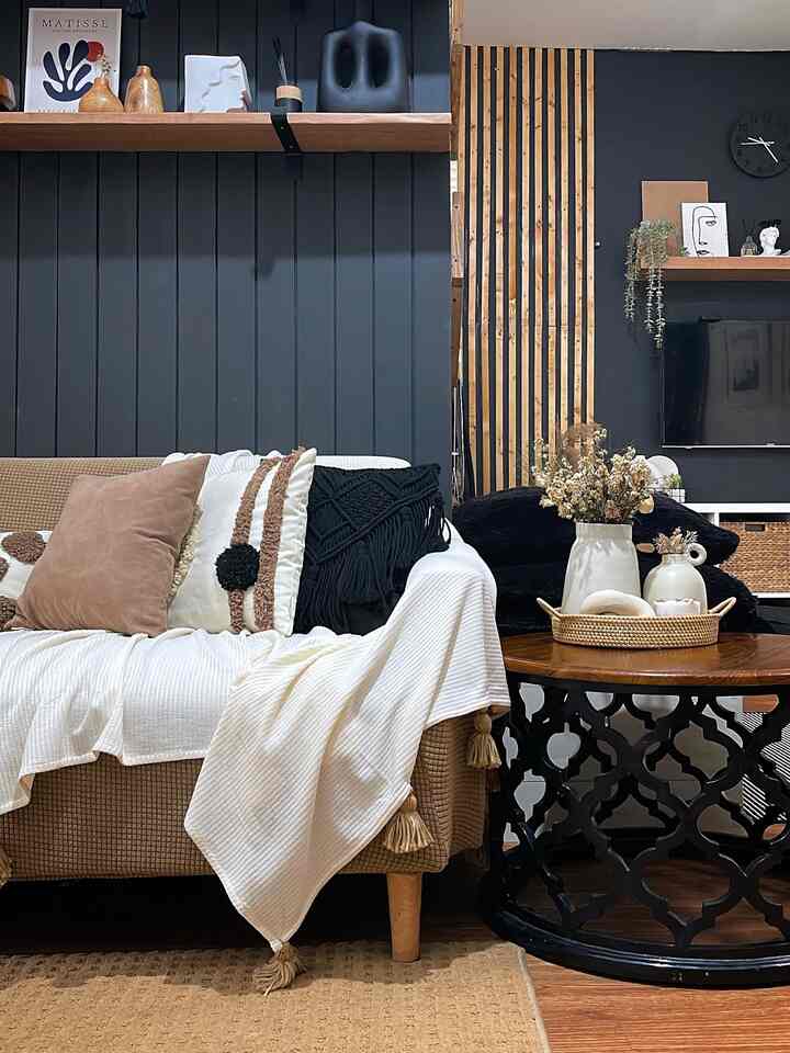 Ruang tamu ini yang paling menunjukan identitas atau soul rumah aku. Karena begitu masuk langsung terasa banget warm vibesnya. Walaupun sedikit lebih maskulin karena dominan warna hitam, tapi tetap menciptakan suasana rumah yang cozy dan homey.

Nggak lupa juga dengan aksen wall batten, ambalan panjang dan perintilan aesthetic yang melengkapi ruang tamu ini, bikin rumah ini berbeda dari rumah lain.

Kecintaan aku dan suami terhadap warna hitam, berhasil kita tuangkan kerumah ini yang dulunya pun sempat bernuansa monochrome. 

Semoga menginspirasi 🖤🤎✨

#myhomejourney #ceritarumahku #myfavoriteroom
#warmandbold #minimalistwarm #minimalistbold #bohodecor #rumahcluster #rumahdeveloper #bandung #rumahmungil #rumahdengananak-anak #livewithkids #homedecor #ruangtamu 