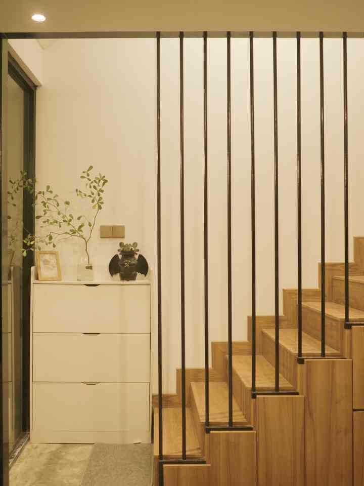 
Kami lebih suka bilang, rumah ini tuh rumah tropis. Karena lebih banyak ciri rumah tropisnya daripada ciri insustrialnya. 😙✌🏻
Atap limas/miring ✔️
Ada teritisan ✔️
Jalusi / nako ✔️
Dikelilingi tanaman tropis✔️
Biar makin tropis dan/atau natural, kami melengkapinya dengan dekorasi yang natural. 

Semua dekorasi di rumah kami ya tanaman, atau minimal ada unsur tanamannya seperti bunga, daun, atau rantingnya. Dan yang pasti bukan artificial.

Ini adalah tangga yang berada tepat di samping living room. Rak putih di pojok itu sejatinya adalah rak sepatu. Lalu kami tambahkan beberapa barang dekorasi agar lebih menarik.

Vas kacanya dari ikea. Udah familiar lah ya kita dengan vas ini. Aslinya bukan vas sih, tapi wadah air, harganya Rp 20.000
Vasnya aku isi dengan ranting dari pohon ketapang kencana, so it cost me zero.


#tangga #stairs #whiteinblack #rumahtropis 