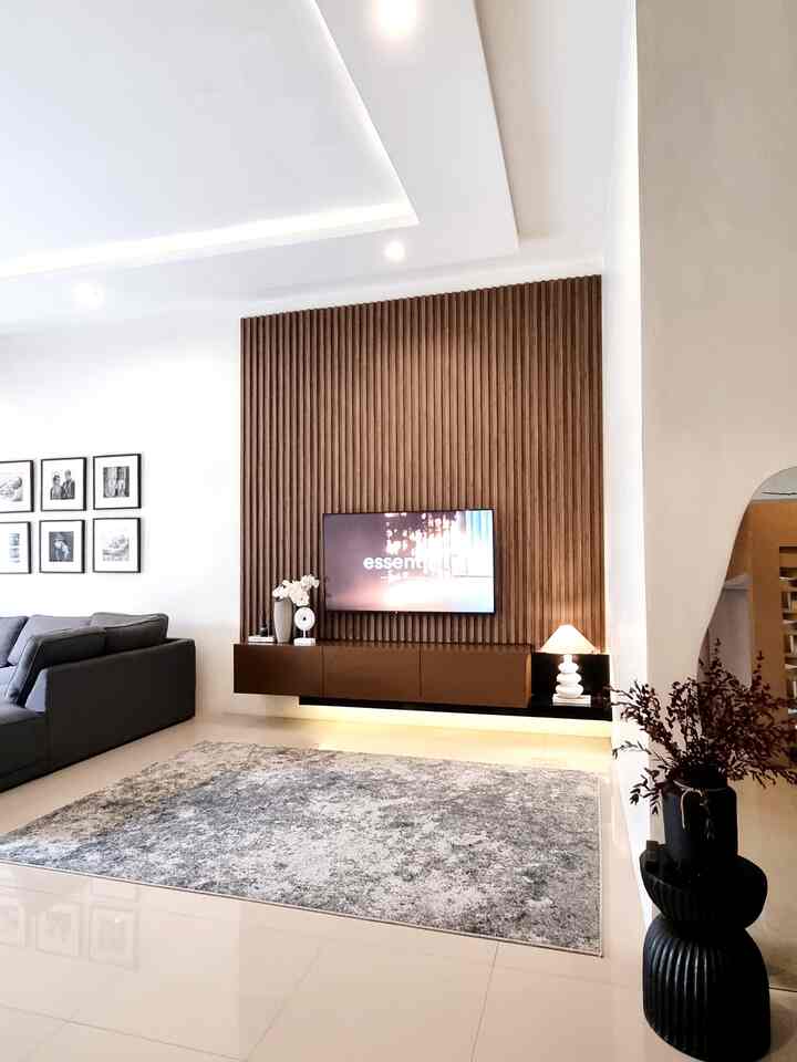 Ruangan baru yg menjadi favorit akhir2 ini, “Family Room”. Tempat berleyeh2 sambil nonton film. Spot quality time yg baru di rumah. Desainnya sederhana, hanya menggunakan wall panel dan meja gantung custom. Terletak di area living room dg konsep open space. #MyFavoriteRoom #MyHouseStory #MyFavoriteItems