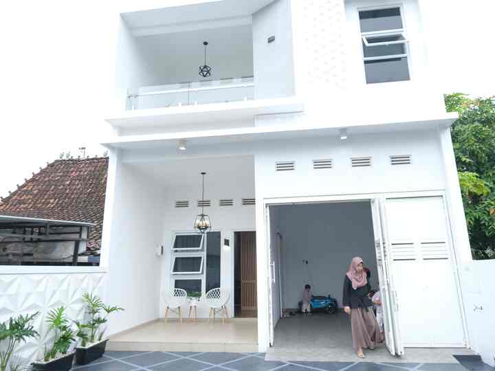 Fasad dan teras rumah serba putih (all white) minimalis

#inspirasirumah #japandi #minimalist #modern #rumahminimalis #rumahmungil #livewithkids #102m2 #kudus #jawatengah 