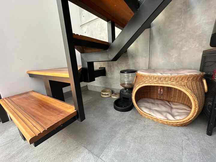 HALO!

Kali ini _rumahkotak_ bakal bahas mengenai Bomb Corner..
Yapp.. kali ini kita bahas sudut khusus buat anabul yaa..
_rumahkotak_ punya anabul loo.. namanya bombom.. maka dari itu sudut tersebut dinamakan ‘bomb corner’
Kenapa tempatnya di sudut bawah tangga? Karena sejujurnya gak ada space lagi 😁.. ya walaupun dia tidurnya lebih banyak di sofa sihh bareng owner nya 🫢
Karena dia sering ditinggal ke kantor.. jd disiapin tempat makan otomatis yg sudah di set jam makan nya.. tapi selain itu juga disediain tempat makan dan minum keramik yg ada nama dia nya.. buat kalo pengen kasih makanan tambahan aja sih…

Semoga menginspirasi yaa kakak-kakak sekaliann!

#DekorasiKamarAnabul
#InspirasiKamarAnabul
#PetsRoomStyling
#PetsCorner