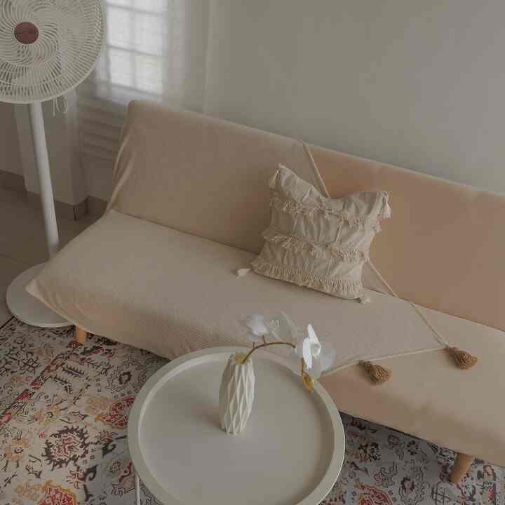 hai, ini pertama kalinya rumah.buni tampil disini 🩶 dengan luas rumah ± 55m ini mengusung rumah open space. walaupun sederhana semoga rumah ini penuh akan cinta, teduh, dan hangat 🤍
-buni-

#homestagram #homecafe #minimalis #rumahputih #rumahmungil #sofa #livingroom #openspace