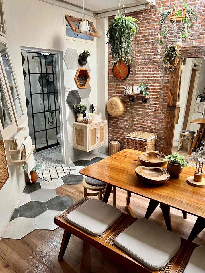 
Yg estetik di rumahku ❤️
#liveslowly #diningroom #ruangmakan #ruangmakanestetik #Aestheticdiningroom #dindingbatubata #lantaikeramik #keramik #lantaihexagonal #towelrack #jemuranhanduk #tempatsampah #bowljati #vasnordic #pot #potterracota