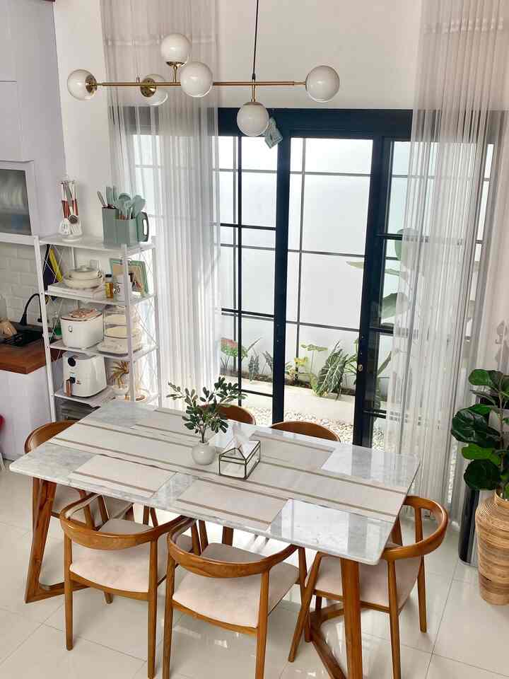 Dining room menjadi salah satu ruangan yang paling aesthetic dirumah ini, paduan meja makan jati dengan design yang elegant juga dinding wallpanel yang menjadi selling point. Pemilihan warna natural teak ini diharapkan  agar suasana ruangan lebih homey dan hangat saat dipakai makan bersama keluarga. 
Aku suka sekali ruangan ini karena kita bisa kumpul bersama setelah seharian sibuk dengan tugasnya masing2 🤗

#aestheticroom #aesthetichomedecor #homestyling #diningroom #homedecor