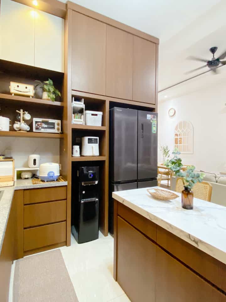 Inspirasi meja island yang kami buat untuk menyimpan stok air galon. Bisa muat sampai 4 galon didalamnya.
#kitchenisland
#japandi
#mejaisland
#dapur
#ikea
#customskitchen
#warmtone
