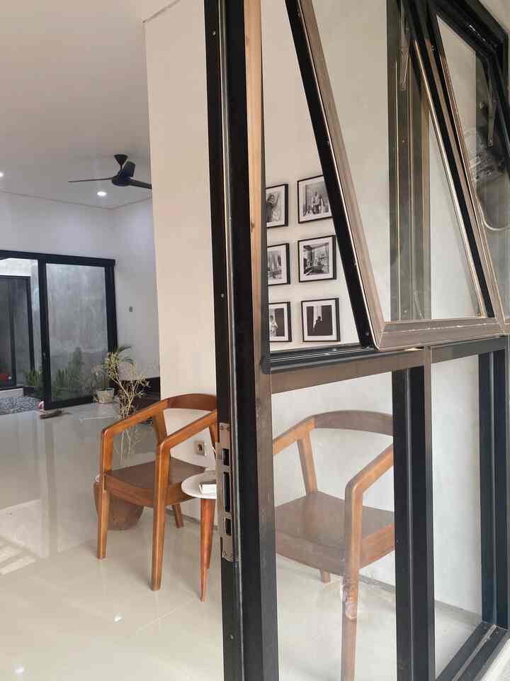 Spot favorit dirumah, aku merasa ini paling estetik diantara bagian yg lainnya. Karena di spot ini ada wall decor, ruangan lainnya masih polosan. #aestheticroom #aesthetichomedecor #homestyling #yogyakarta