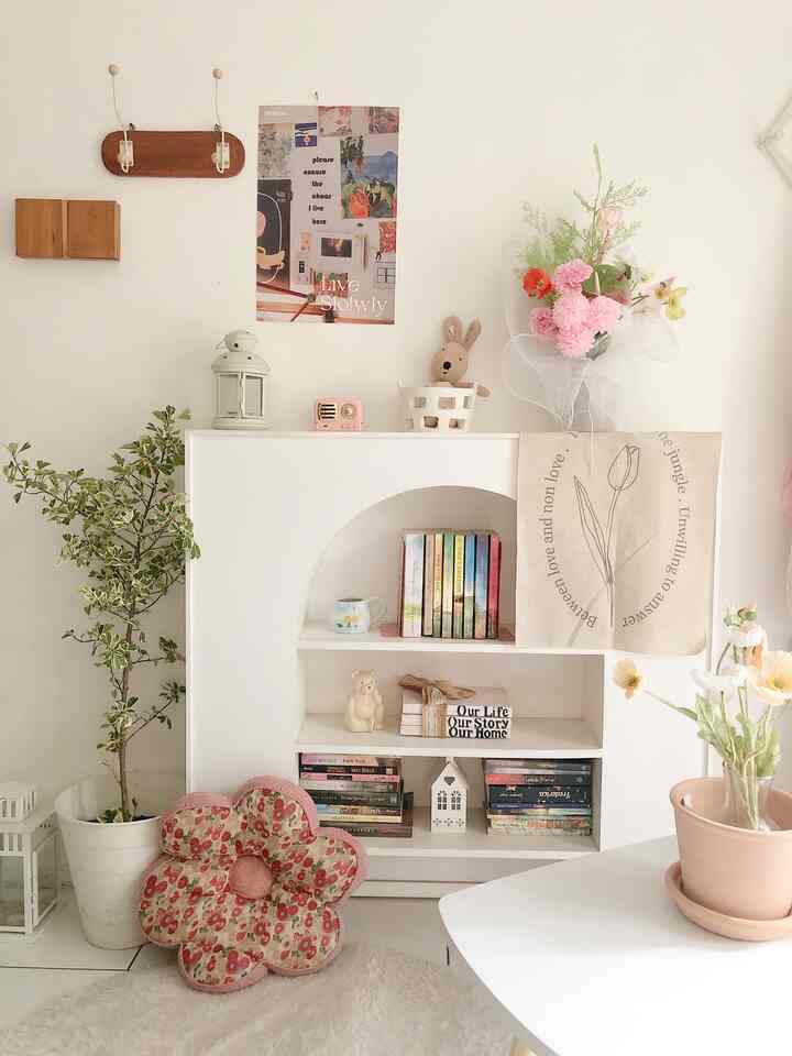 Salah satu spot dirumah ku yang mempunyai dekor lebih banyak warna,aku memilih warna2 yang cerah ceria seperti sampul2 buku ku yang penih dengan warna…
Lebih banyak warna pink dispot ini karena memang salah satu favorte aku
Memadukan warna dalam dekorasi ini aku lebih memilih dengan bunga2 yang macam2 warna 




#bringtocoloratomyhome
#homecolorpallet
#homecolordesign